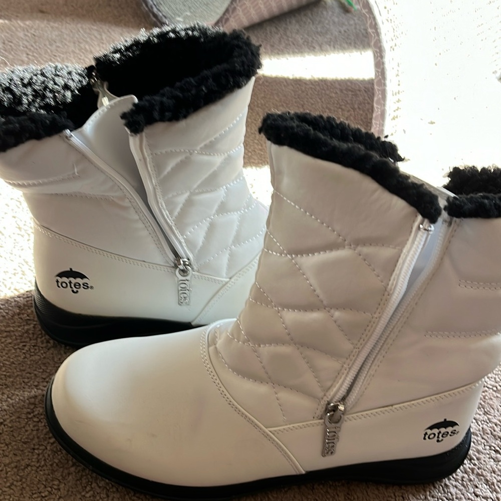 Brand new shoes, never weird , very light